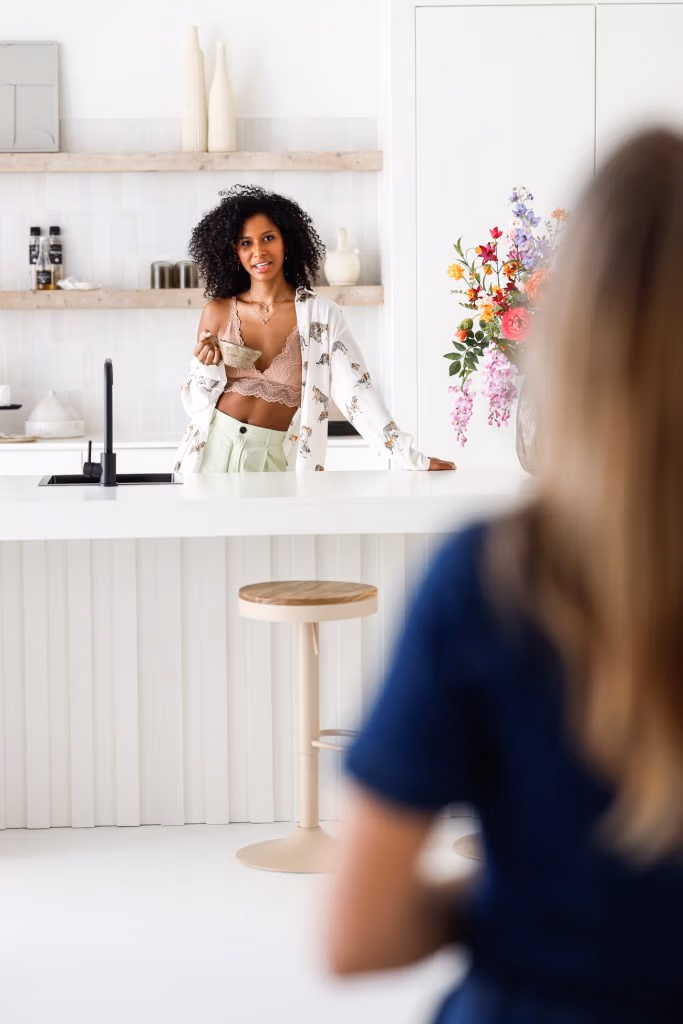 Videograaf in actie in witte keuken met model